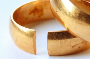 wedding rings broken-istock